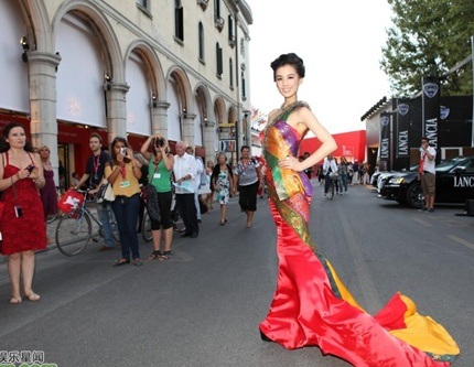 Huỳnh Thánh Y nổi bật với váy chống đụng hàng - 4