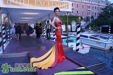 Huỳnh Thánh Y nổi bật với váy chống đụng hàng - 5