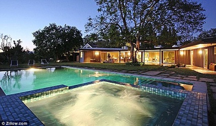 Thăm căn hộ tiện nghi của sao 18 tuổi Miley Cyrus  - 4