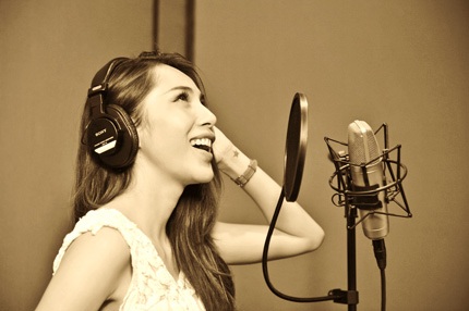 Thủy Tiên xinh đẹp trong phòng thu cùng nhóm V.Music - 9 Thủy Tiên xinh đẹp trong phòng thu cùng nhóm V.Music - 9