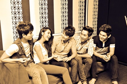 Thủy Tiên xinh đẹp trong phòng thu cùng nhóm V.Music - 10 Thủy Tiên xinh đẹp trong phòng thu cùng nhóm V.Music - 10