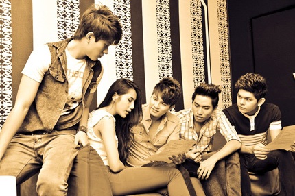 Thủy Tiên xinh đẹp trong phòng thu cùng nhóm V.Music - 11 Thủy Tiên xinh đẹp trong phòng thu cùng nhóm V.Music - 11