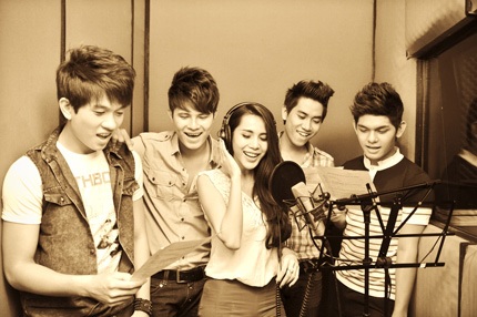 Thủy Tiên xinh đẹp trong phòng thu cùng nhóm V.Music - 2 Thủy Tiên xinh đẹp trong phòng thu cùng nhóm V.Music - 2