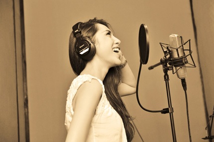 Thủy Tiên xinh đẹp trong phòng thu cùng nhóm V.Music - 3 Thủy Tiên xinh đẹp trong phòng thu cùng nhóm V.Music - 3