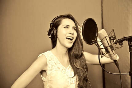 Thủy Tiên xinh đẹp trong phòng thu cùng nhóm V.Music - 4 Thủy Tiên xinh đẹp trong phòng thu cùng nhóm V.Music - 4