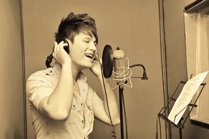 Thủy Tiên xinh đẹp trong phòng thu cùng nhóm V.Music - 6 Thủy Tiên xinh đẹp trong phòng thu cùng nhóm V.Music - 6