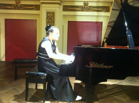 Nữ sinh 14 tuổi Trà Mi khiến giám khảo châu Âu kinh ngạc - 2