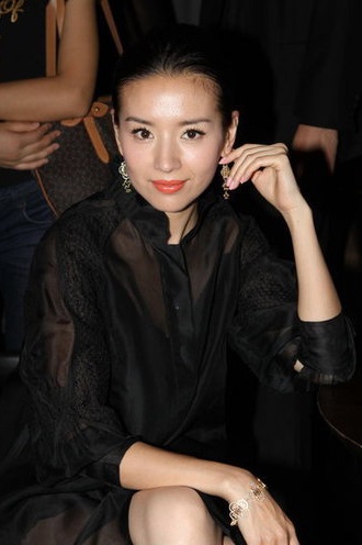 Angela Baby - “nạn nhân” mới của cơn sốt váy xuyên thấu - 5