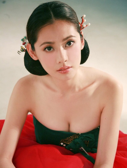 Chu Ja Hyun bị phản đối dữ dội vì mặc hanbok hở ngực - 1 Chu Ja Hyun bị phản đối dữ dội vì mặc hanbok hở ngực - 1