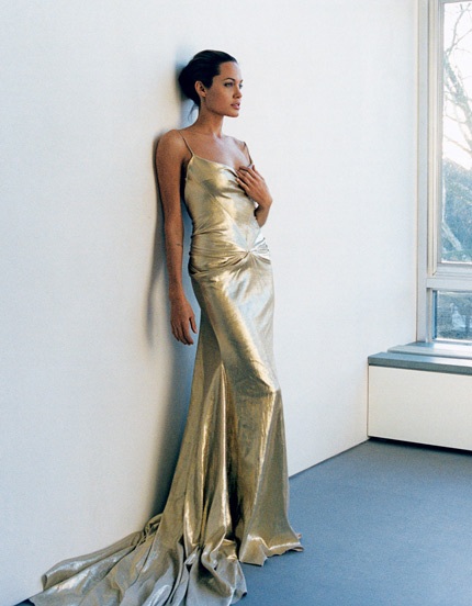 Angelina Jolie vẹn nguyên sức quyến rũ theo thời gian  - 11