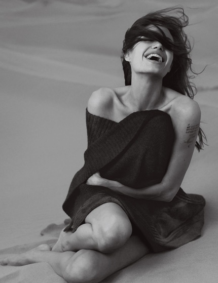 Angelina Jolie vẹn nguyên sức quyến rũ theo thời gian  - 16