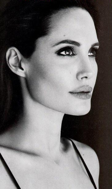 Angelina Jolie vẹn nguyên sức quyến rũ theo thời gian  - 22