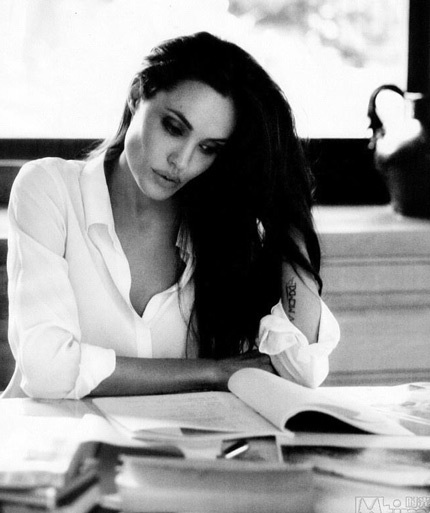 Angelina Jolie vẹn nguyên sức quyến rũ theo thời gian  - 24