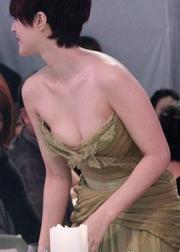 Phạm Băng Băng sợ... tuột váy - 12