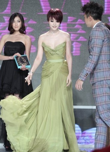 Phạm Băng Băng sợ... tuột váy - 1