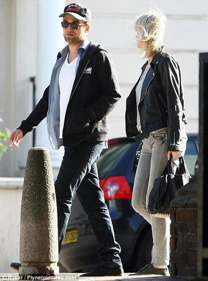 Cặp đôi “Chạng vạng” tranh thủ hò hẹn trước khi xa cách - 2 Cặp đôi “Chạng vạng” tranh thủ hò hẹn trước khi xa cách - 2