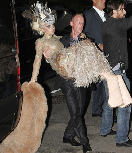 Lady Gaga “vồ ếch” vì giày cao không gót - 4
