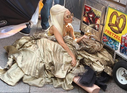 Lady Gaga “vồ ếch” vì giày cao không gót - 2