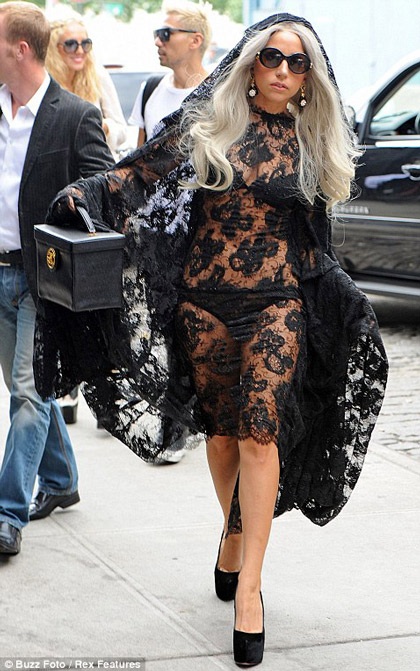 Lady Gaga khiến thợ săn ảnh bận rộn vì... váy ren - 2 Lady Gaga khiến thợ săn ảnh bận rộn vì... váy ren - 2