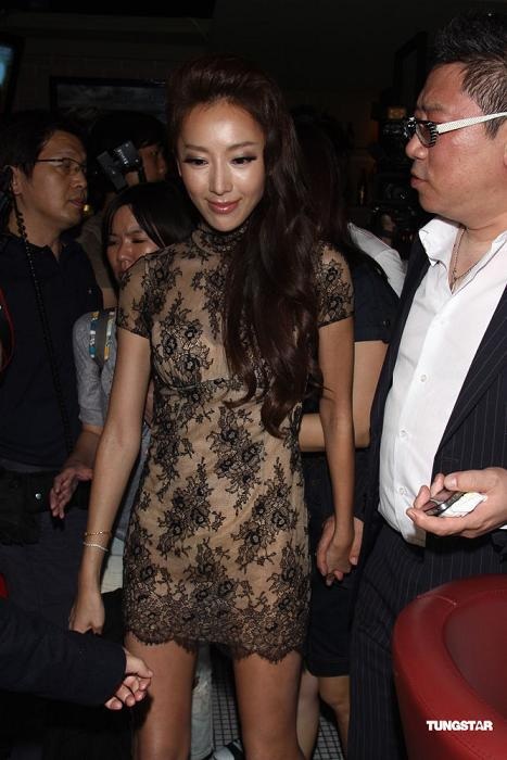 Siêu mẫu xứ Đài khoe chân thon và không mặc nội y - 8