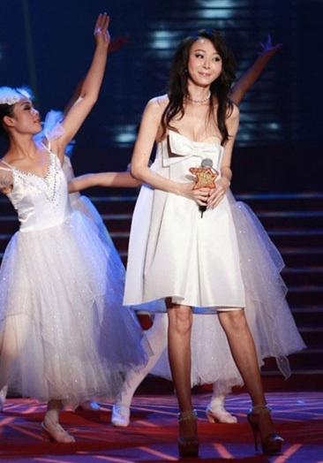 Diện đồ gợi cảm, Tiêu Tường đỏ mặt vì “lộ hàng” - 2