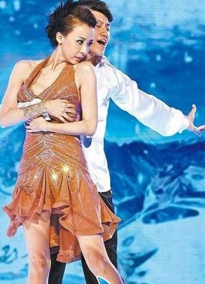 Diện đồ gợi cảm, Tiêu Tường đỏ mặt vì “lộ hàng” - 1