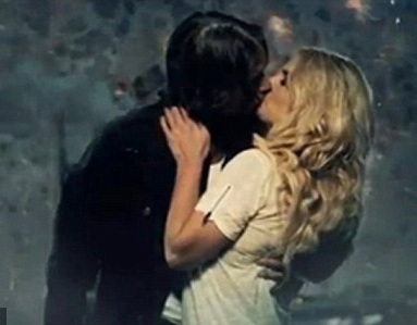 “Bỏng mắt” với cảnh nóng của Britney và bạn trai - 2 “Bỏng mắt” với cảnh nóng của Britney và bạn trai - 2