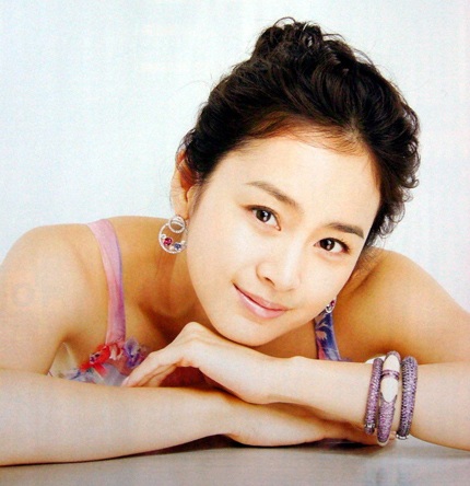 Kim Tae Hee bị “tẩy chay” vì lỡ… ngồi giữa - 2 Kim Tae Hee bị “tẩy chay” vì lỡ… ngồi giữa - 2