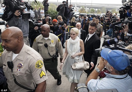 Lindsay Lohan bị còng tay ngay tại tòa - 2