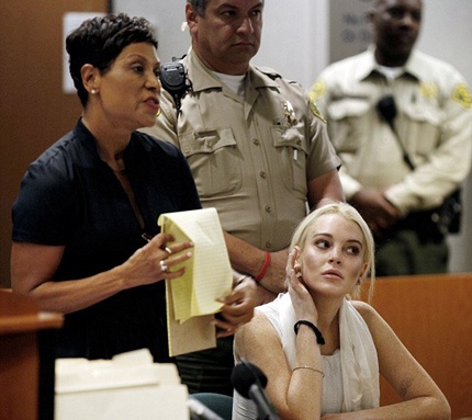 Lindsay Lohan bị còng tay ngay tại tòa - 3