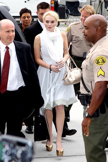 Lindsay Lohan bị còng tay ngay tại tòa - 1