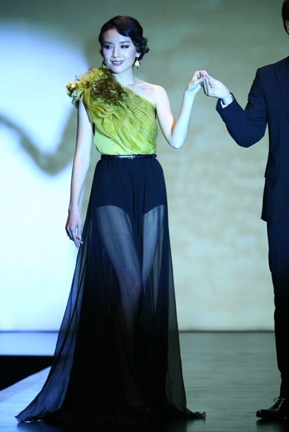 Sao Hoa ngữ chuộng trang phục “khoe thân” - 11