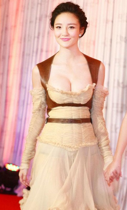 “Thiên thần gợi cảm” Lưu Vũ Hân khoe “vòng một” quyến rũ - 1