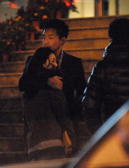 Vợ chồng Từ Hy Viên ôm nhau trên phố - 11