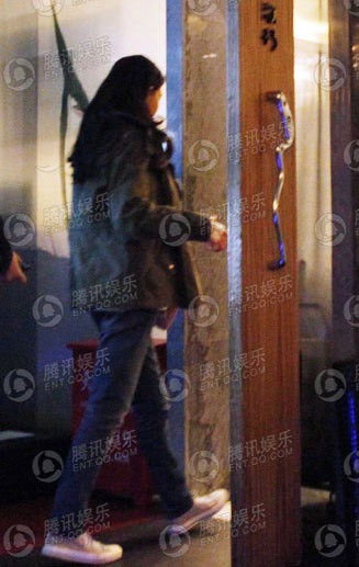 Vợ chồng Từ Hy Viên ôm nhau trên phố - 4