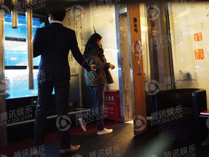 Vợ chồng Từ Hy Viên ôm nhau trên phố - 1