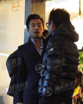 Vợ chồng Từ Hy Viên ôm nhau trên phố - 7