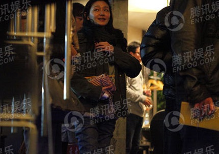 Vợ chồng Từ Hy Viên ôm nhau trên phố - 3