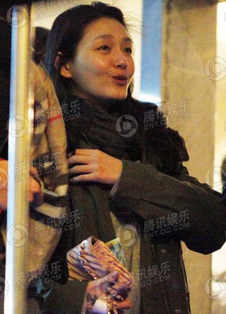 Vợ chồng Từ Hy Viên ôm nhau trên phố - 5