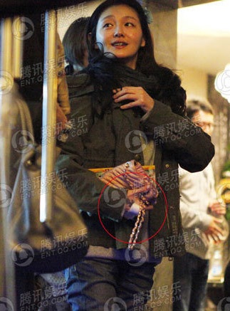 Vợ chồng Từ Hy Viên ôm nhau trên phố - 6