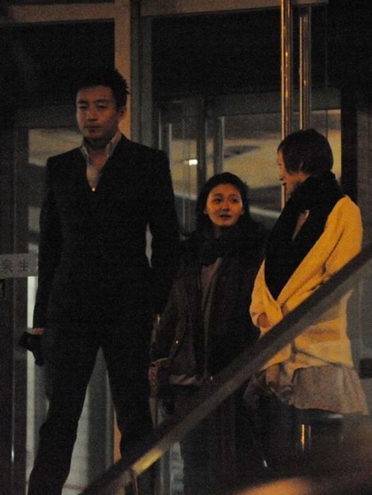 Vợ chồng Từ Hy Viên ôm nhau trên phố - 9