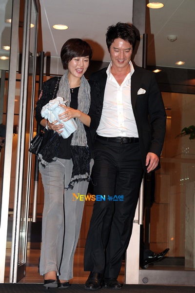 Jang Dong Gun tiếp tục giấu con trong tiệc sinh nhật - 7