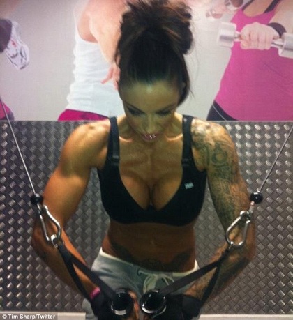 Sốc với bụng sáu múi của người đẹp ngực bự Jodie Marsh - 6 Sốc với bụng sáu múi của người đẹp ngực bự Jodie Marsh - 6