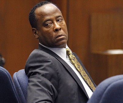 Tìm thấy búp bê và áo sơ mi dính máu tại nhà Michael Jackson  - 1