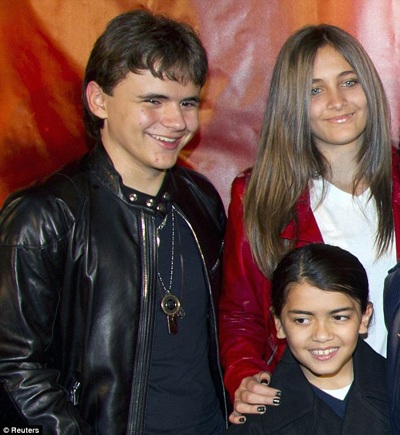 Tìm thấy búp bê và áo sơ mi dính máu tại nhà Michael Jackson  - 7