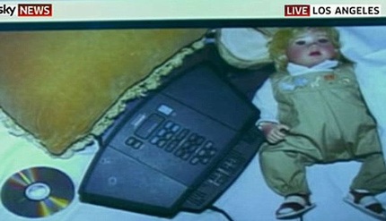 Tìm thấy búp bê và áo sơ mi dính máu tại nhà Michael Jackson  - 5