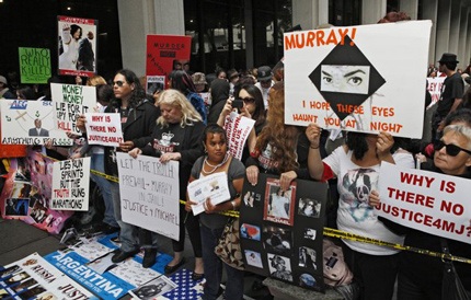 Tìm thấy búp bê và áo sơ mi dính máu tại nhà Michael Jackson  - 8