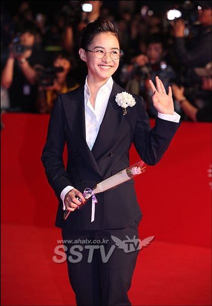 Lại “nóng mắt” với trang phục thảm đỏ của người đẹp xứ Hàn  - 37