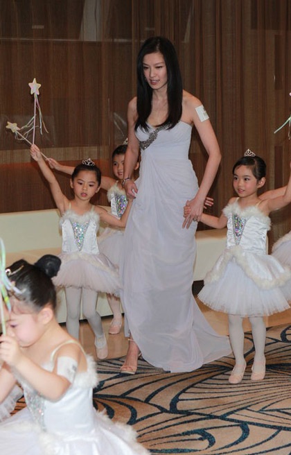 Lâm Hy Lôi thon gọn bất ngờ sau khi sinh nở - 11