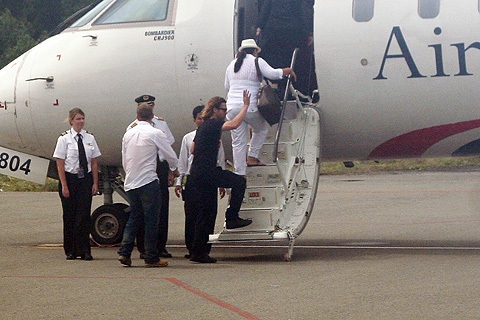 Cận cảnh nụ cười điển trai của Brad Pitt tại sân bay - 9